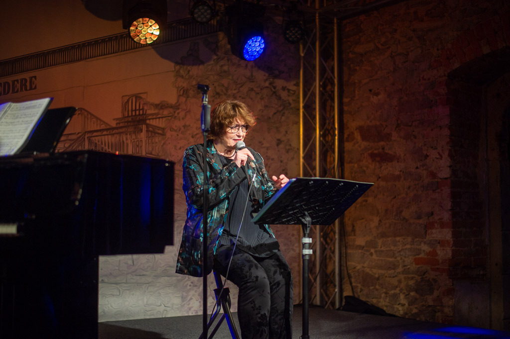 Uschi Brüning | Uschi Brüning im Forte Belvedere Leisnig zum Festival Hallo Leisnig 2022. - Realisiert mit Pictrs.com