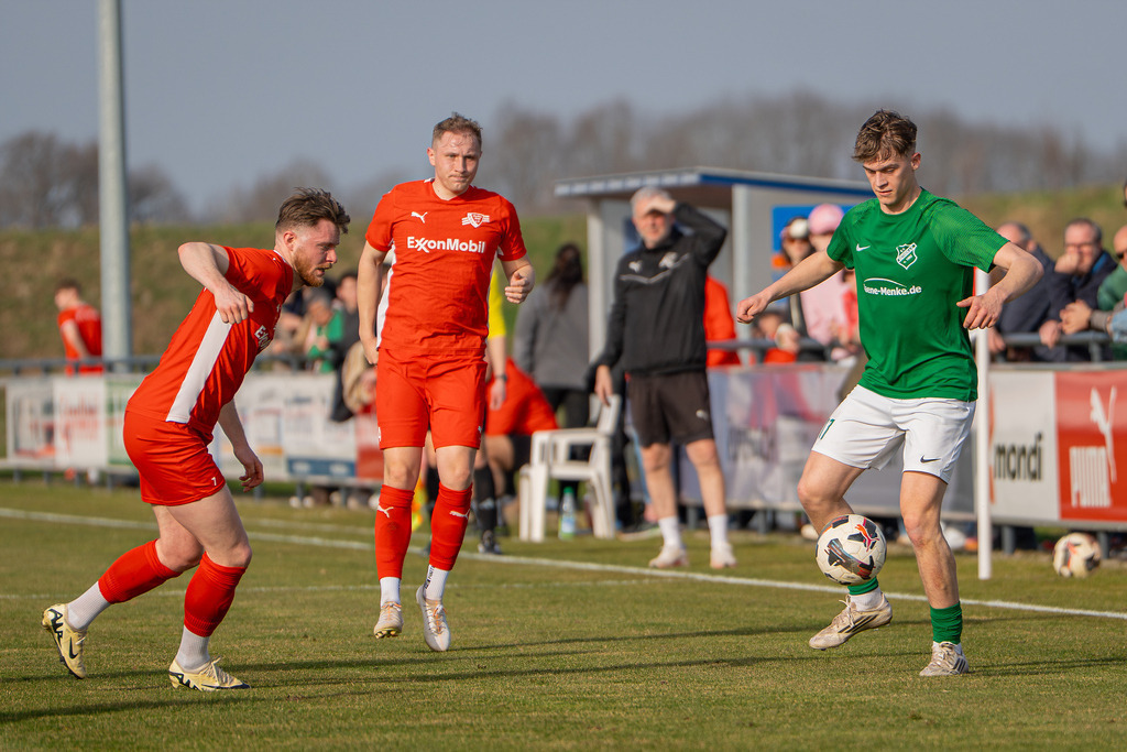 Fußball I Herren I Saison 2025-2026 I Bezirksliga Weser-Ems 4 I 22. Spieltag I Vfl Oythe  - SV Bethen I 7084 | jns.sportfotos - Realisiert mit Pictrs.com