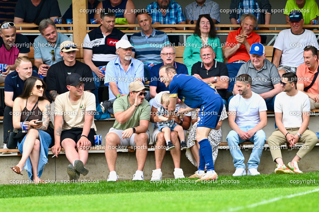 ATUS Velden vs. SV Dellach Gail | Besucher Waldarena Velden, Jubel #7 Mario Kröpfl ATUS Velden, ATUS Velden vs. SV Dellach Gail, ATUS Velden vs. SV Dellach Gail am 03.05.2025 in Velden (Wald Arena Velden), Austria, (Photo by Bernd Stefan)