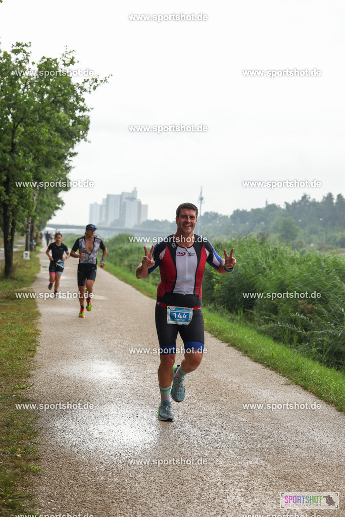 LUR_1106 | 34. M-net Erlanger Triathlon 2025 #erlangertriathlon  #mnettriathlon2025 #mnettriathlon #team #olympischedistanz #mitteldistanz #triathlon #maindonaukanal  #erlangertriathlon2025 #yourpictrs #tv1848 #tv1848erlangen  #triathlonbayern #sportinerlangen #demsportverbunden #sportshot_your_pictrs Copyright: www.sportshot.de