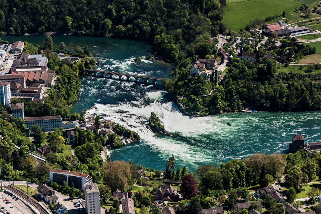 dr__0012177.jpg | NEUHAUSEN AM RHEINFALL 10.05.2017 Naturschauspiel des Wasserfalls an der Felsenlandschaft Rheinfall in Neuhausen am Rheinfall im Kanton Schaffhausen, Schweiz. // Natural spectacle of the waterfall in the rocky landscape Rheinfall in Neuhausen am Rheinfall in the canton Schaffhausen, Switzerland. Foto: Daniel Reiter