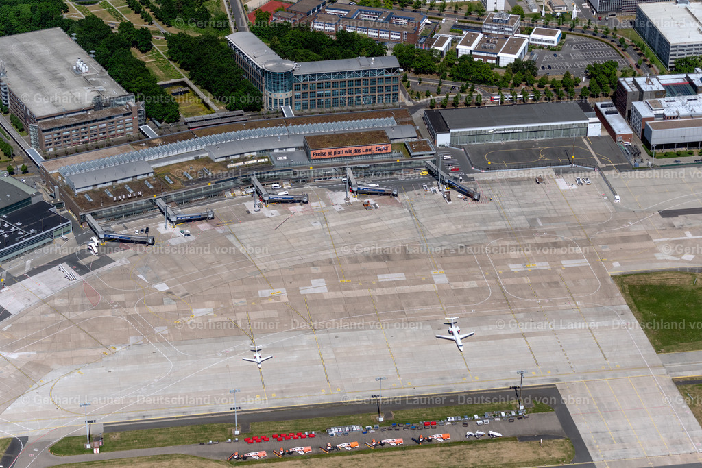 4029918 | BREMEN 01.06.2020 Abfertigungs- Gebäude und Terminals auf dem Gelände des Flughafen an der Straße Flughafenallee im Ortsteil Neuenland in Bremen, Deutschland. Weiterführende Informationen bei: Flughafen Bremen. // Dispatch building and terminals on the premises of the airport on street Flughafenallee in the district Neuenland in Bremen, Germany. Further information at: Flughafen Bremen. Foto: Gerhard Launer