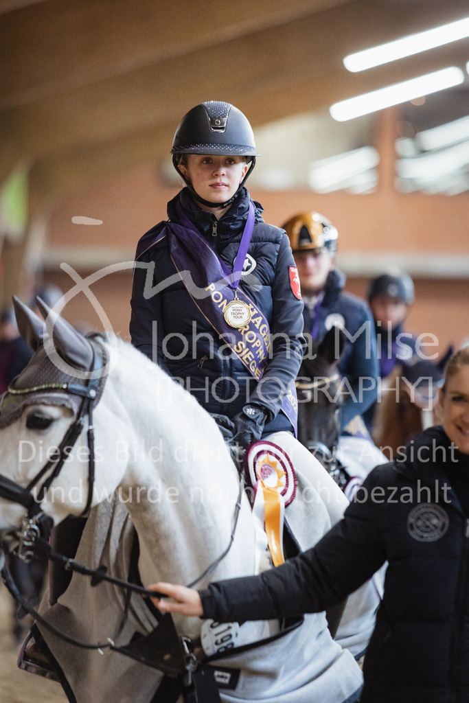 221127_Winterfestival_L-Spr_HPTTY-304 | Deine schönsten Turniermomente als professionelle Fotos! Entdecke hochwertige Pferdesport-Fotografie im Online-Shop. Jetzt Fotos finden & bestellen!