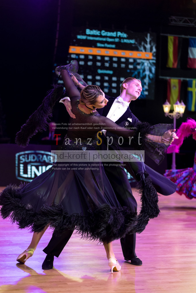 20241215_WDSF_Int_Open_Std-Riga-8869 | Tanzsportbilder, Standardtanz, Lateintanz, WDSF, DTV, LTVB, dancecomp, goc, hessen tanzt, blaues band der spree, walzer, tango, wiener walzer, slowfox, quickstepp, samba, rumba, cha-cha-cha, paso doble. jive, hd-kroft photography, turniertanzsport
