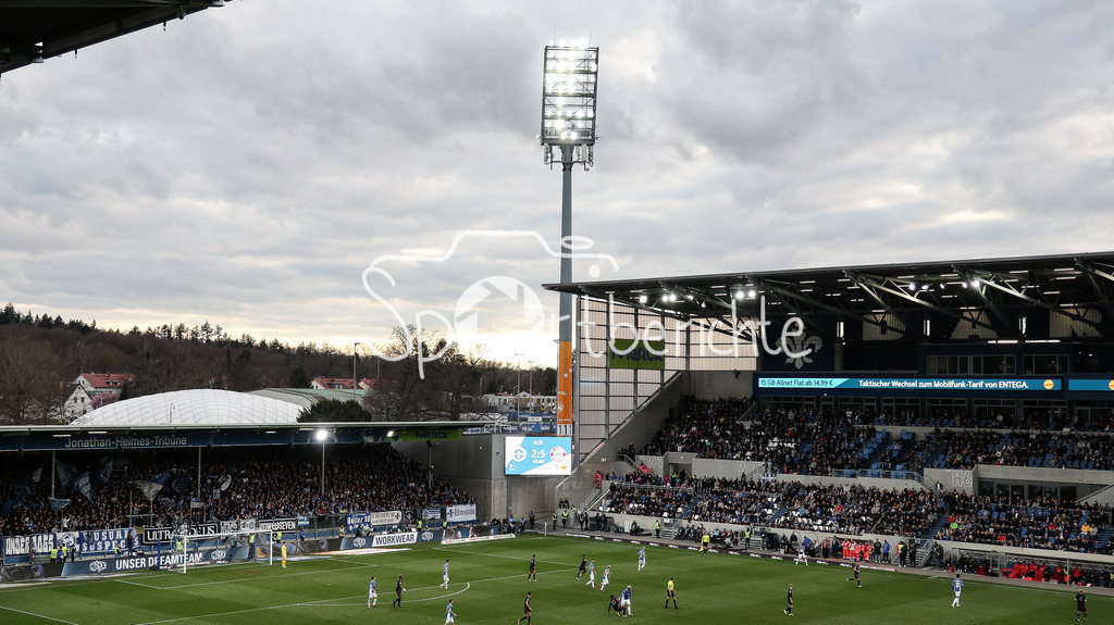 Merck-Stadion am Böllenfalltor  | Die Anzeigentafel am Böllenfalltor beim Heimspiel der Lilien gegen FC Bayern München / Flutlicht / Flutlichtmasten / Endstand