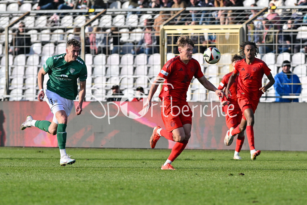 FC Bayern Amateure - 1. FC Schweinfurt 05 | im Laufduell Thomas MEISSNER (FC SChweinfurt 8) und Samuel UNSOELD (FC Bayern München II #19) / Zweikampf / Regionalliga Bayern: FC Bayern Muenchen II - 1. FC Schweinfurt 1905, Gruenwalder Stadion am 22.02.2025