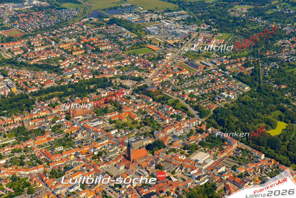 Luftaufnahme Marienkirche Stendal - Die Luftaufnahme wurde 2025 vom UL-Flugzeug heraus erstellt ( ohne Drohne ) - Hochauflösende Luftaufnahme - für professionelle Ausdrucke geeignet. Die Geschenkidee !Mit Lizenz und Bildrechte bestellbar