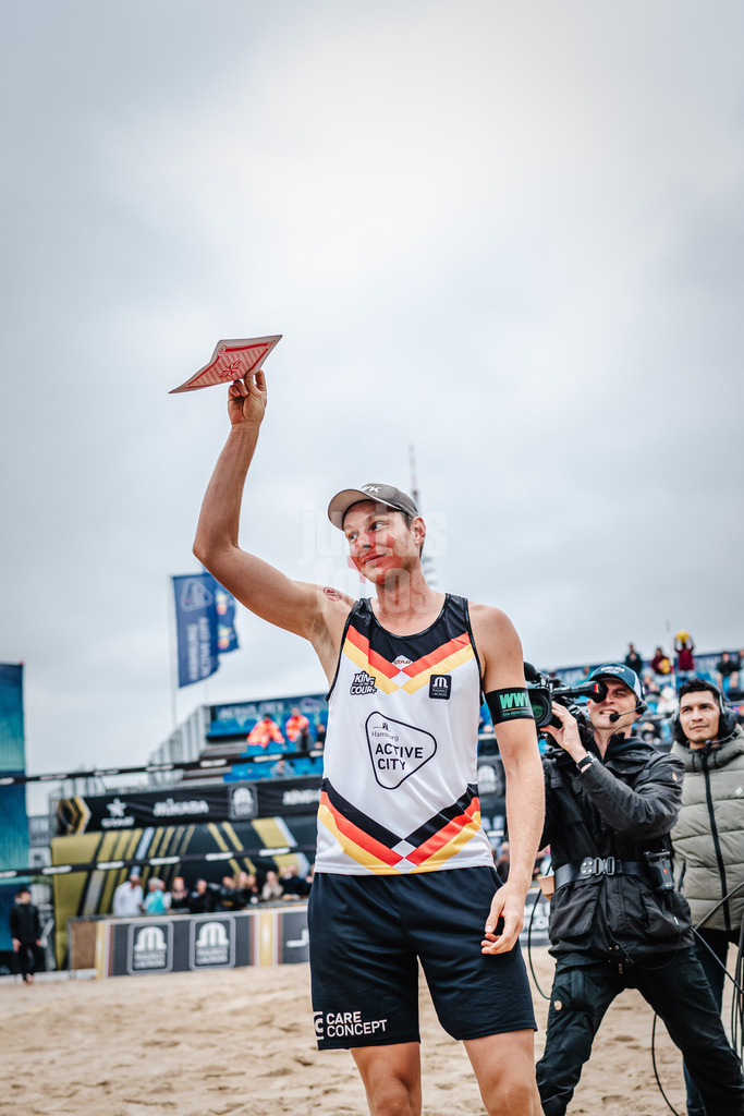Beachvolleyball | Männer | Queen and King of the Court | Hamburg | 02.06.2024 | Nils Ehlers zieht eine Karte