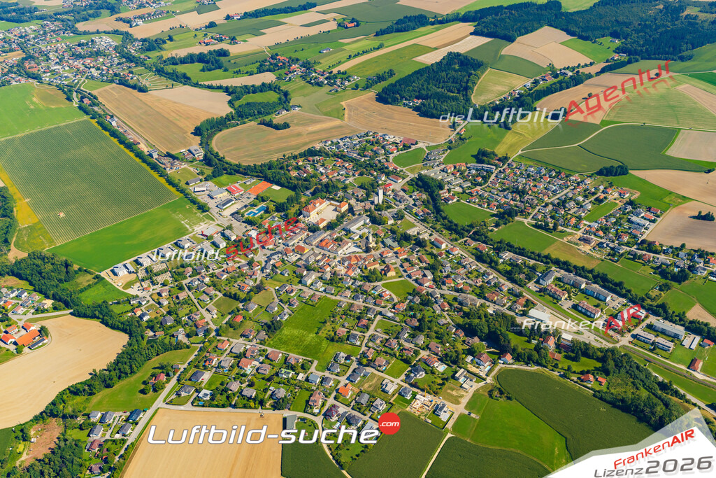 Luftaufnahme der Stadt Aurolzmünster - Die Luftaufnahme wurde 2025 vom UL-Flugzeug heraus erstellt ( keine Drohne ) - Hochauflösende Luftaufnahme - für professionelle Ausdrucke geeignet. Die Geschenkidee !Mit Lizenz und Bildrechte bestellbar