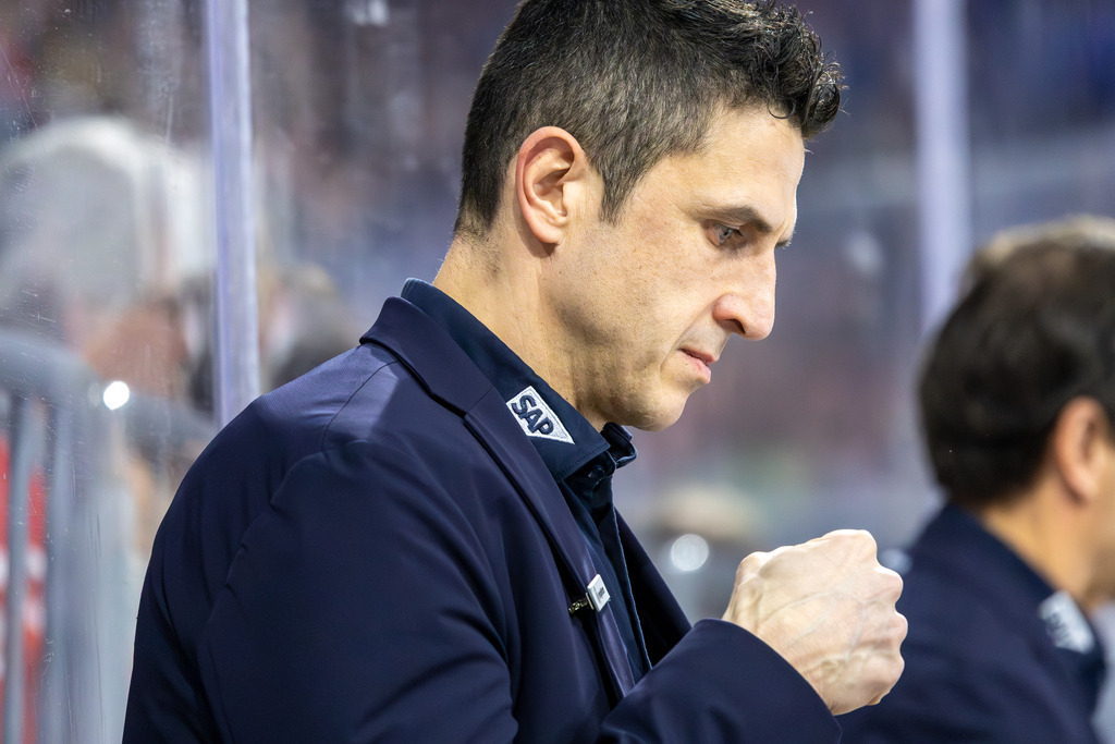 DEL, Deutsche Eishockey Liga Saison 2025/26, 32 Spieltag: Adler Mannheim gegen ERC Ingolstadt | DEL, Deutsche Eishockey Liga Saison 2025/26, 32 Spieltag: Adler Mannheim gegen ERC Ingolstadt***Bild: Marcel Goc, Assistenztainer der Adler - Realisiert mit Pictrs.com