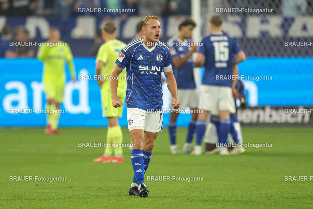 1_S04BER_20250801_3534.JPG -  - FC Schalke 04 - Hertha BSC Berlin - 2. Bundesliga | Gelsenkirchen, Deutschland, 01.08.25: Timo Becker (FC Schalke 04) gestikuliert, Gestik nach dem Spiel der 2. Bundesliga zwischen FC Schalke 04 - Hertha BSC Berlin in der Veltins-Arena am 01. August 2025 in Gelsenkirchen, Deutschland. (Foto von Stefan Brauer/Brauer-Fotoagentur)DFB/DFL REGULATIONS PROHIBIT ANY USE OF PHOTOGRAPHS AS IMAGE SEQUENCES AND/OR QUASI-VIDEO.