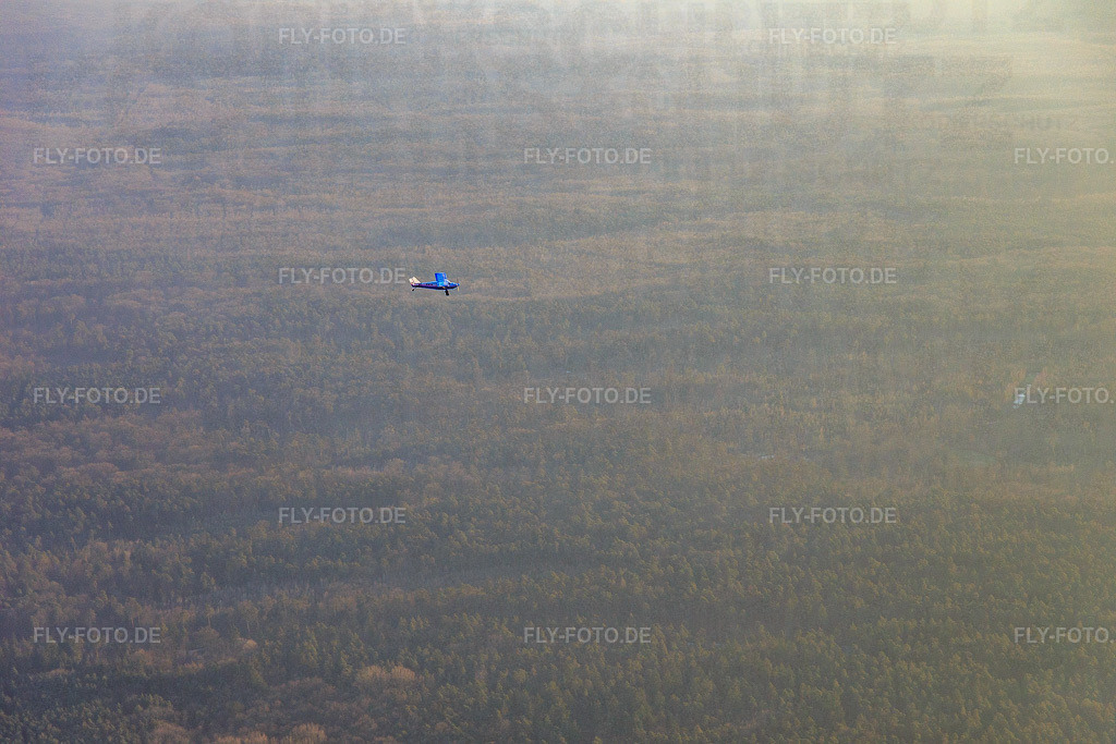 Sportflugzeugt D-MFFA über dem Bienwald | Luftbild: Sportflugzeugt D-MFFA über dem Bienwald im Ortsteil Büchelberg in Wörth im Bundesland Rheinland-Pfalz in Deutschland. Foto: IMG_145308.jpg vom 14.01.2025 durch ©2025 Werner Riehm fly-foto.de/copyright - Realisiert mit Pictrs.com