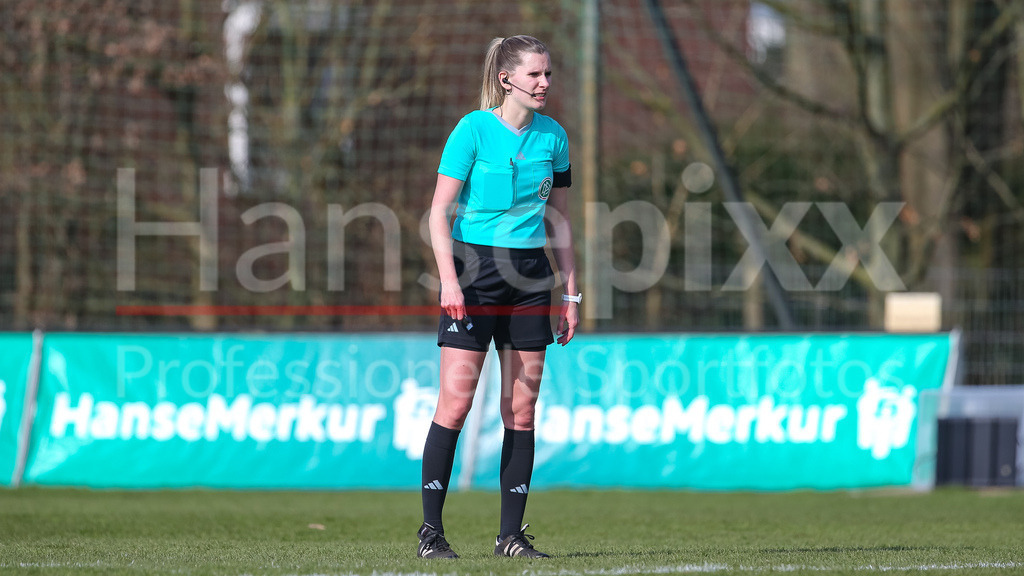 Fussball, 2. Frauen-Bundesliga, Hamburger SV - Eintracht Frankfurt II | v.li.: Schiedsrichterin Anke Hölscher, DIE DFB-RICHTLINIEN UNTERSAGEN JEGLICHE NUTZUNG VON FOTOS ALS SEQUENZBILDER UND/ODER VIDEOÄHNLICHE FOTOSTRECKEN. DFB REGULATIONS PROHIBIT ANY USE OF PHOTOGRAPHS AS IMAGE SEQUENCES AND/OR QUASI-VIDEO.