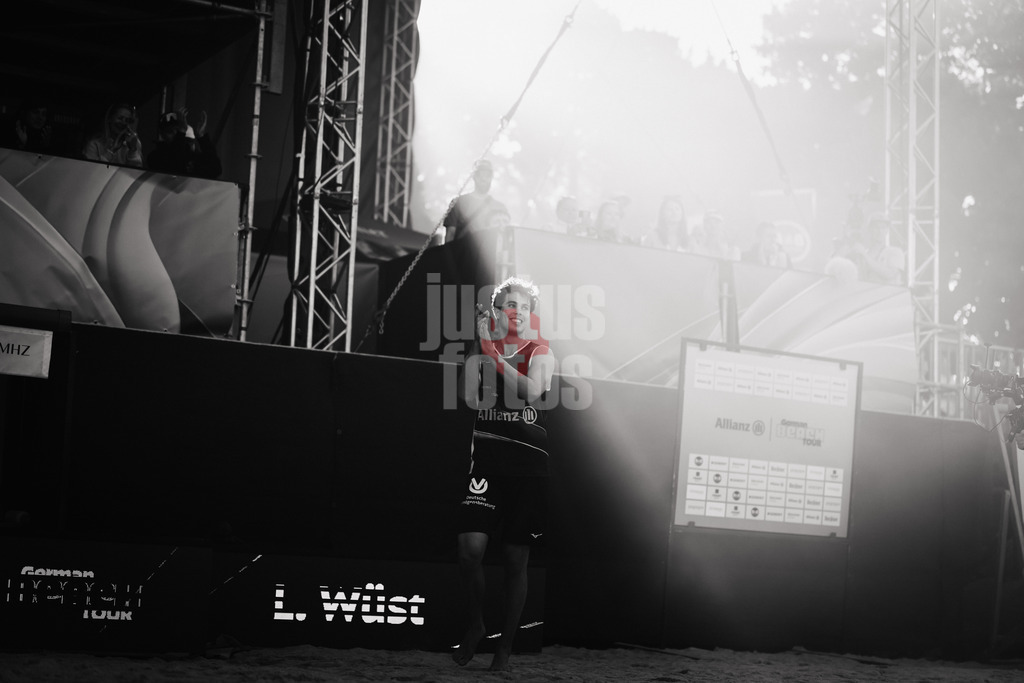 Beachvolleyball | Männer | Finale | Deutsche Meisterschaften 2025 Timmendorfer Strand | 07.09.2025 | Lui Wüst läuft in die Arena ein schwarz weiß