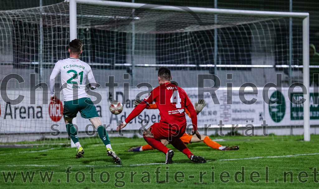 2024-03-28_092_FC_Schwaig_gegen_VfB_Forstinning | Oberding, Deutschland, 28.03.2024:
Fußball, Landesliga Südost 2023 / 2024, 27. Spieltag, FC Schwaig gegen VfB Forstinning, Endergebnis: 2:1

Leon Roth (FC Schwaig, #21), Dominik Damjanovic (VfB Forstinning, #12), Mathias Hirt (VfB Forstinning, #4)

Foto: Christian Riedel / fotografie-riedel.net
