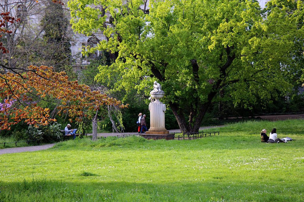 Foto: Leipzig - Gellert-Denkmal | Das Team hinter BILDLEXIKON LEIPZIG bündelt historische wie aktuelle Informationen über die Stadt Leipzig in Text und Bild auf einer Plattform und stellt diese der interessierten Öffentlichkeit zur Verfügung.