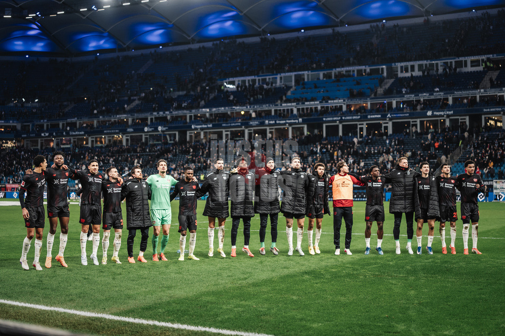 Fußball | Männer | Saison 2025/2026 | 1. Fußball-Bundesliga | 17. Spieltag | Hamburger SV vs. Bayer 04 Leverkusen | 04.03.2026 | Leverkusen feiert den Sieg mit den Fans