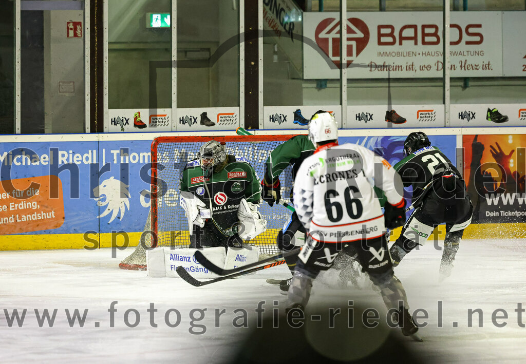 2022-11-04_027_Eishockey_TSV_Erding_gegen_TSV_Peissenberg | Erding, Deutschland, 04.11.2022:
Eishockey, Bayernliga 2022 / 2023, 10. Spieltag, TSV Erding gegen TSV Peißenberg, Endergebnis: 4:3

Torwart Christoph Schedlbauer (Erding Gladiators, #31), Brett Mecrones (TSV Peissenberg, #66), Erik Modlmayr (Erding Gladiators, #21)

Foto: Christian Riedel / fotografie-riedel.net