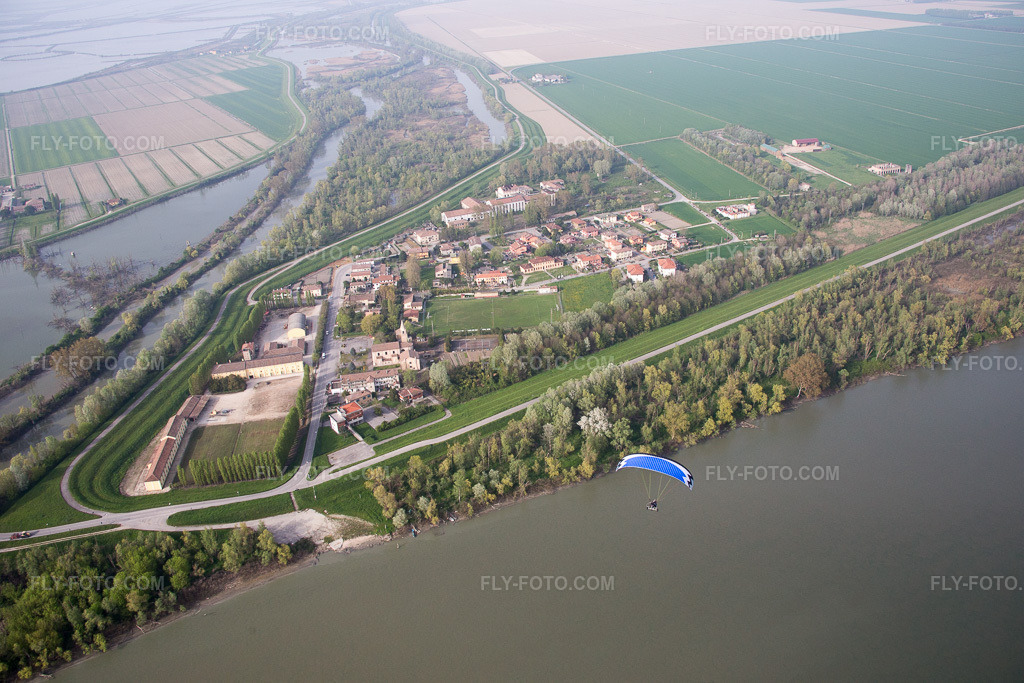 Aerial view: View of the town in Ca' Tiepolo in the state Veneto, Italy. – Photo: IMG_087285.jpg taken on 04/05/2016 by Werner Riehm/FLY-FOTO.com – Resolution of the original: 5472 x 3648 px