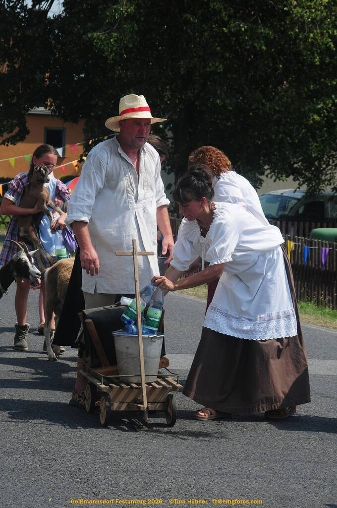 Geißmannsdorf-2026-Festumzug-105 | Festumzug in Geißmannsdorf bei Bischofswerda im Juni 2026. Fotografische Eindrücke und Momentaufnahmen vom Festumzug anläßlich des 800-jährigen Bestehens von Geißmannsdorf - mit Teilnehmern und Gästen, Strohpuppen und geschmückten Vorgärten und Grundstücken - Realisiert mit Pictrs.com
