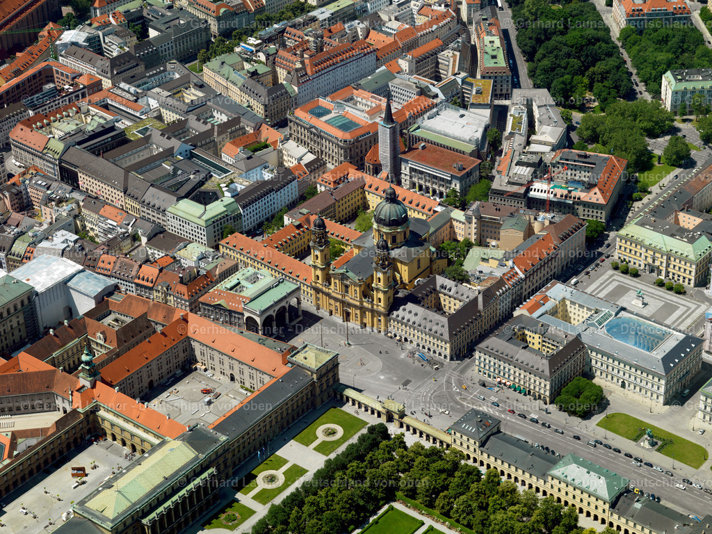 2810273 | Theatinerkirche und Feldherrnhalle am Odeonsplatz München