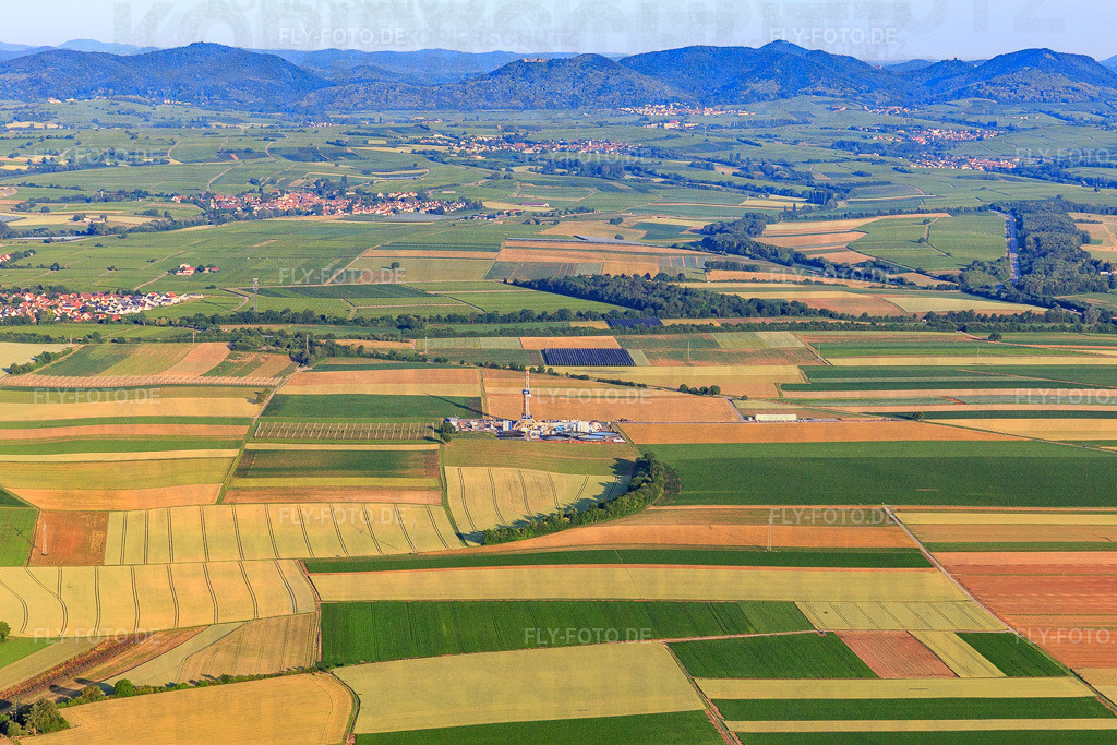 Bohrgelände des Tiefenbohrplatz V20 von Vercana GmbH für Vulcan Energy am Schleidberg zur Förderung von Geothermie und Lithium https://v-er.eu/ | Luftbild: Bohrgelände des Tiefenbohrplatz V20 von Vercana GmbH für Vulcan Energy am Schleidberg zur Förderung von Geothermie und Lithium https://v-er.eu/ in Insheim im Bundesland Rheinland-Pfalz in Deutschland. Foto: IMG_148343.jpg vom 17.06.2025 durch Werner Riehm/FLY-FOTO.de - Realisiert mit Pictrs.com