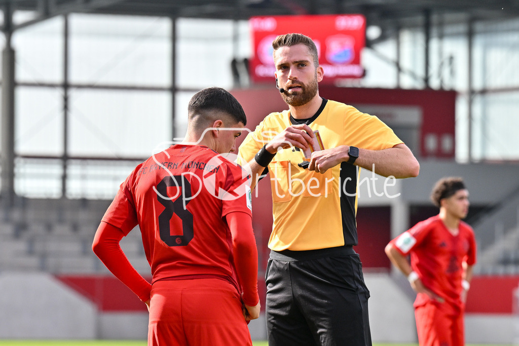 FC Bayern München U19 - SpVgg Unterhaching U19 | im Bild Schiedsrichter Fabian REUTER in Aktion