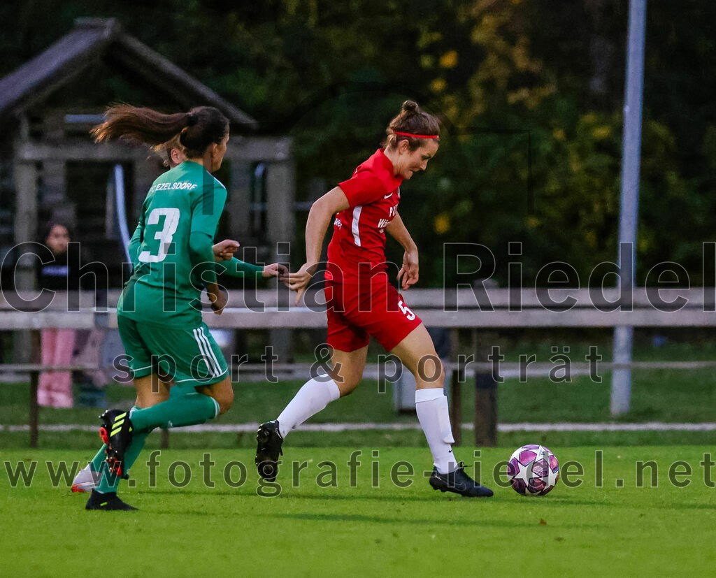 2023-10-21_031_FC_Forstern_gegen_FC_Ezelsdorf | Forstern, Deutschland, 21.10.2023:
Fußball, Frauen Bayernliga 2023 / 2024, 8. Spieltag, FC Forstern gegen FC Ezelsdorf, Endergebnis: 2:1

Julia Hirschmann (FC Ezelsdorf, #3), Helena Altenweger (FC Forstern, #5)

Foto: Christian Riedel / fotografie-riedel.net