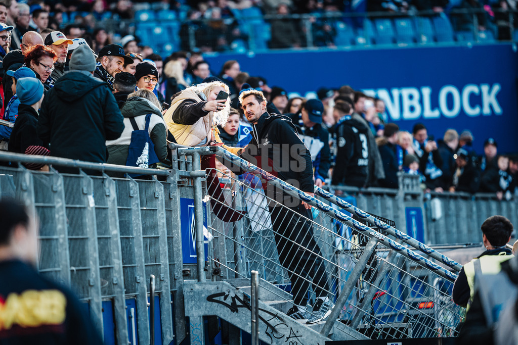 Fußball | Männer | Saison 2024/2025 | 2. Fußball-Bundesliga | 11. Spieltag | Hamburger SV vs. 1. FC Nürnberg | 03.11.2024 | Trainer Miroslav Klose (1. FC Nürnberg) macht Selfies mit Fans vor dem Spiel