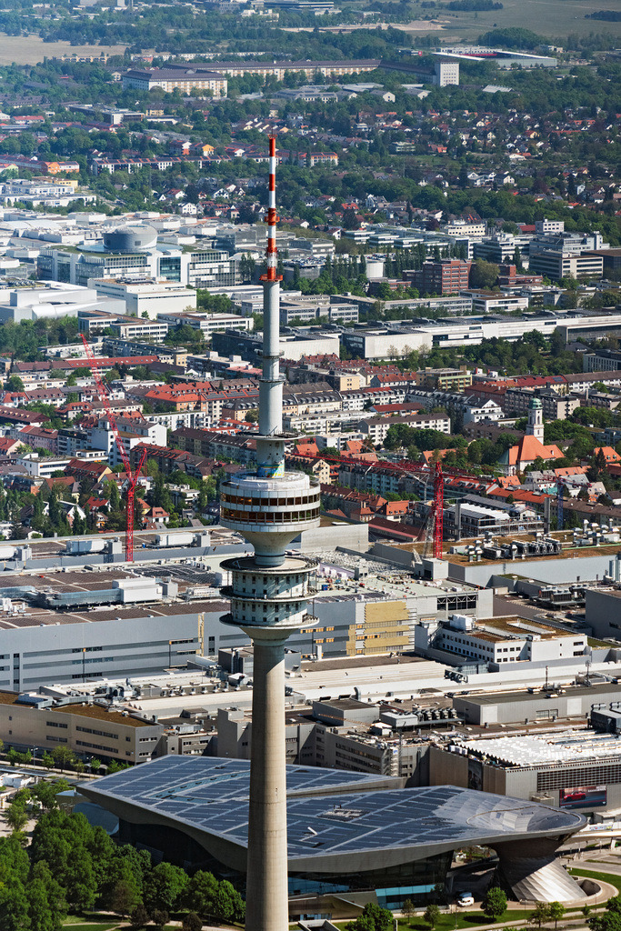 dr__0063851.jpg | MüNCHEN 29.04.2025 Fernmeldeturm- Bauwerk und Fernsehturm Olympiaturm im Olympiapark am Spiridon-Louis-Ring in München im Bundesland Bayern, Deutschland. Weiterführende Informationen bei: DFMG Deutsche Funkturm GmbH,  Olympiapark München GmbH. // Television Tower Olympiaturm in Olympiapark on Spiridon-Louis-Ring in Munich in the state Bavaria, Germany. Further information at: DFMG Deutsche Funkturm GmbH,  Olympiapark Muenchen GmbH. Foto: Daniel Reiter