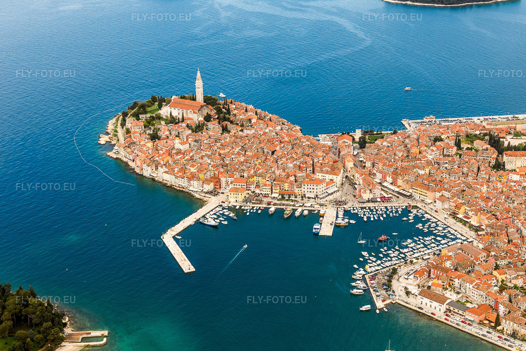 Vue aérienne: Vue de la ville à Rovinj dans le département Gespanschaft Istrien, Croatie. Photo: IMG_105985.jpg prise le 13/04/2018 par Werner Riehm/FLY-FOTO.eu – Résolution de l'original: 5472 x 3648 px