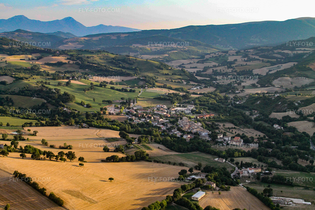 Aerial view: View of the town in Isola di Fano in the state The Marches, Italy.Photo: IMG_43131.jpg taken on 07/16/2011 by Werner Riehm/FLY-FOTO.comResolution of the original: 4272 x 2848 px