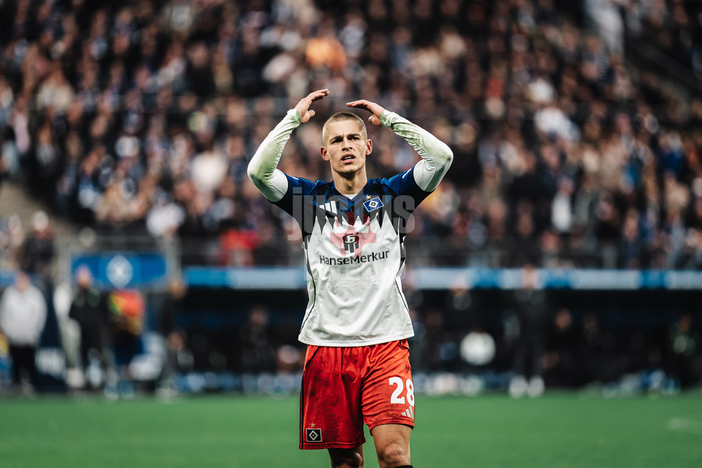 Fußball | Männer | Saison 2025/2026 | 1. Fußball-Bundesliga | 8. Spieltag | Hamburger SV vs. VfL Wolfsburg | 25.10.2025 | Miro Muheim (#28, HSV) versucht die Fans einzuheizen