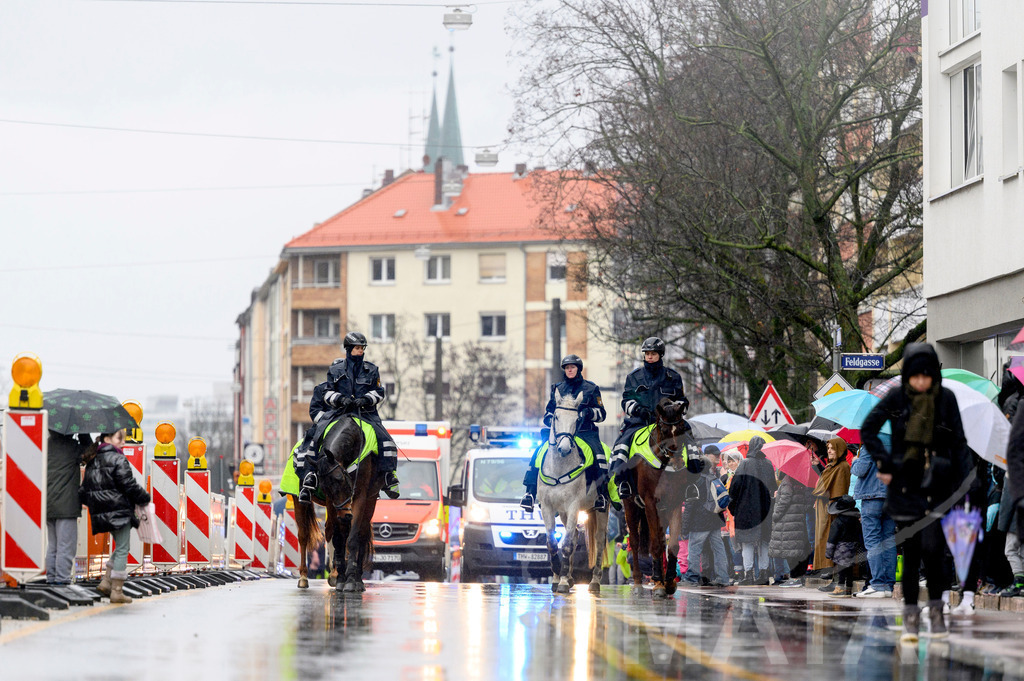 _DWA2286 | Trotz Nieselregen schlängelte sich der „Gaudiwurm“ am Sonntag durch die Nürnberger Innenstadt an tausenden Faschingsfans vorbei.  Nürnberg, 11.02.2024 - Realisiert mit Pictrs.com