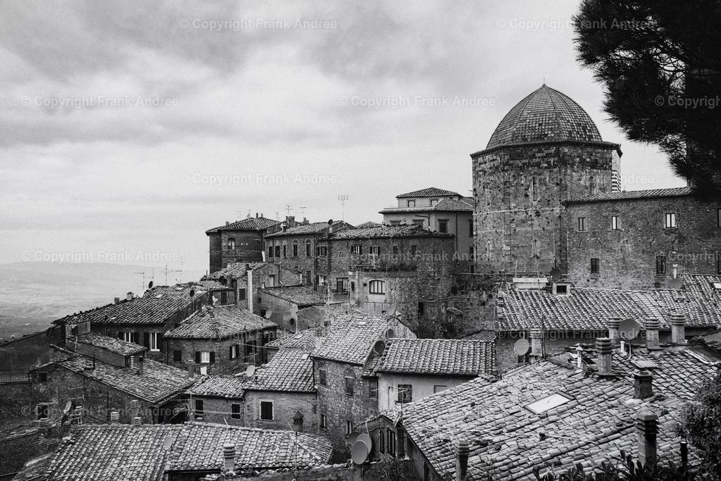 Volterra Toskana | Schwarz weiß Fotografie der bezaubernden Altstadt von Volterra in der Toskana. Blick über die alten Dächer der historischen Stadt. - Realisiert mit Pictrs.com