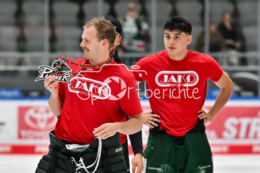 Augsburger Panther - Grizzlys Wolfsburg | Zusammen mit den Fans feiern die Augsburger Panther den Heimsieg gegen Wolfsburg / Jubel / Freudne / happy / DEL: Augsburger Panther - Grizzlys Wolfsburg; Curt Frenzel Stadion am 10.10.2025 / Matchwinner Michael GARTEIG (Augsburger Panther 34
