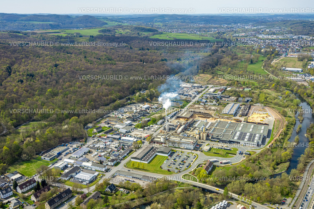 Arnsberg260402685 | Luftbild, Gewerbegebiet Hammerweide mit Sauerländer Spanplatten GmbH, rauchender Schornstein, Fluss Ruhr, Obereimer, Arnsberg, Sauerland, Nordrhein-Westfalen, Deutschland