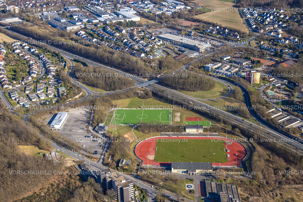 Hagen250302853 | Luftbild, Erich-Berlet-Stadion, ehemals Kirchenbergstadion, FußballStadion und LeichtathletikStadion mit Nebenplatz, an der Autobahn A46, Flüchtlingsunterkunft Containerdorf Kirchenberg, Hohenlimburg, Hagen, Ruhrgebiet, Nordrhein-Westfalen, Deutschland
