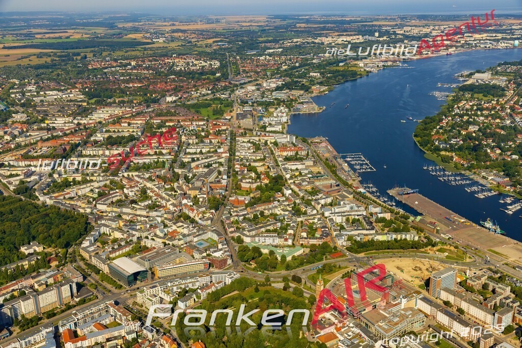 Klassische Luftaufnahme ohne Drohne zeigt:Kröpeliner-Tor-Vorstadt bei Rostock - Die Luftbildaufnahme wurde 2025 vom UL-Flugzeug heraus erstellt ( keine Drohnenaufnahme ) - Hochauflösende Luftaufnahme -Nicht vergleichbar mit Google Maps oder Satelittenbilder- Die Geschenkidee !Mit Lizenz und Bildrechte bestellbar