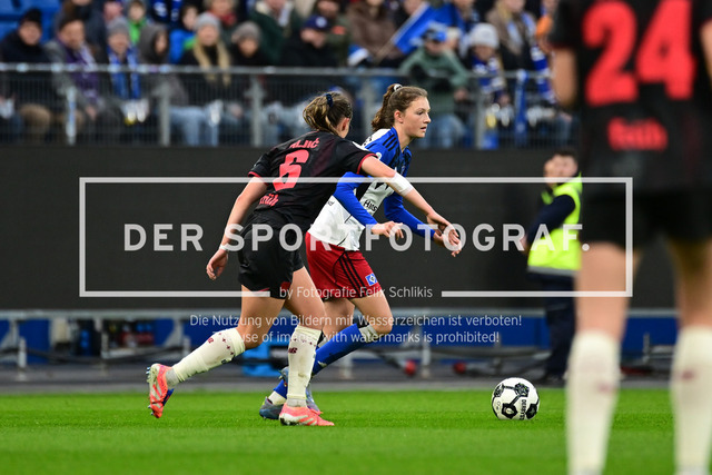 Fußball I Frauen I Saison 2025-2026 I DFB-Pokal I Achtelfinale I Hamburger SV - Bayer 04 Leverkusen I 15690 | Katharina Piljic (6, Bayer 04 Leverkusen) Lotta Wrede (32, Hamburger SV) - Realisiert mit Pictrs.com