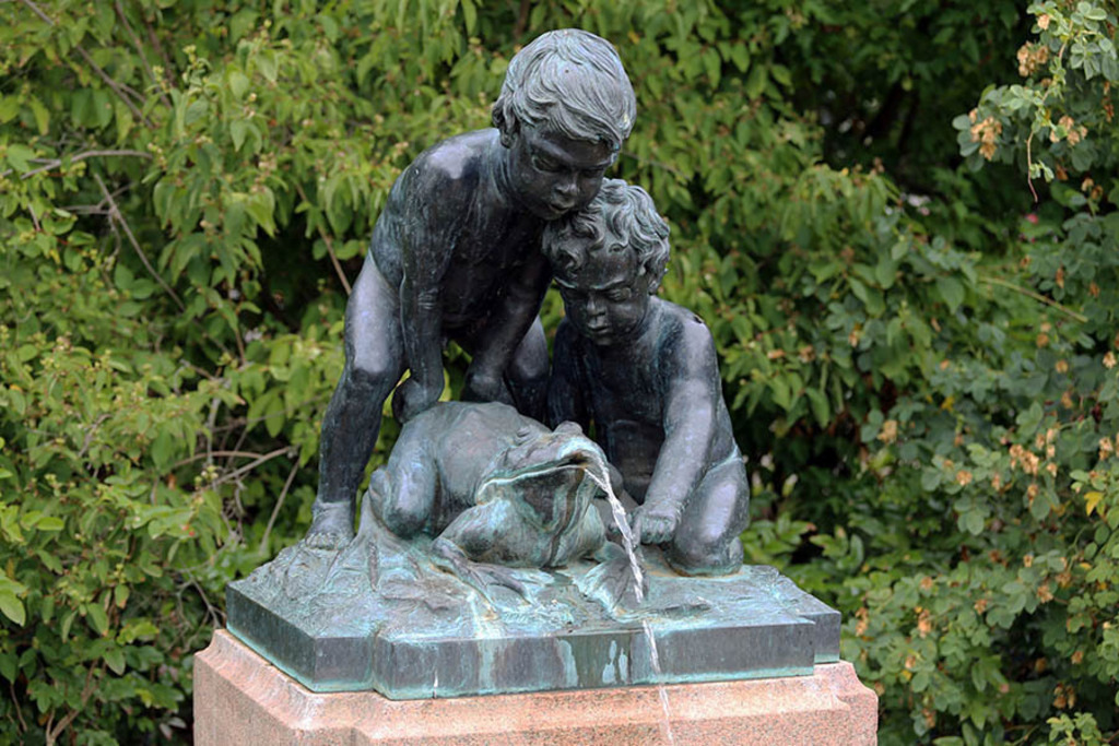 Foto: Leipzig - Froschbrunnen | Das Team hinter BILDLEXIKON LEIPZIG bündelt historische wie aktuelle Informationen über die Stadt Leipzig in Text und Bild auf einer Plattform und stellt diese der interessierten Öffentlichkeit zur Verfügung.