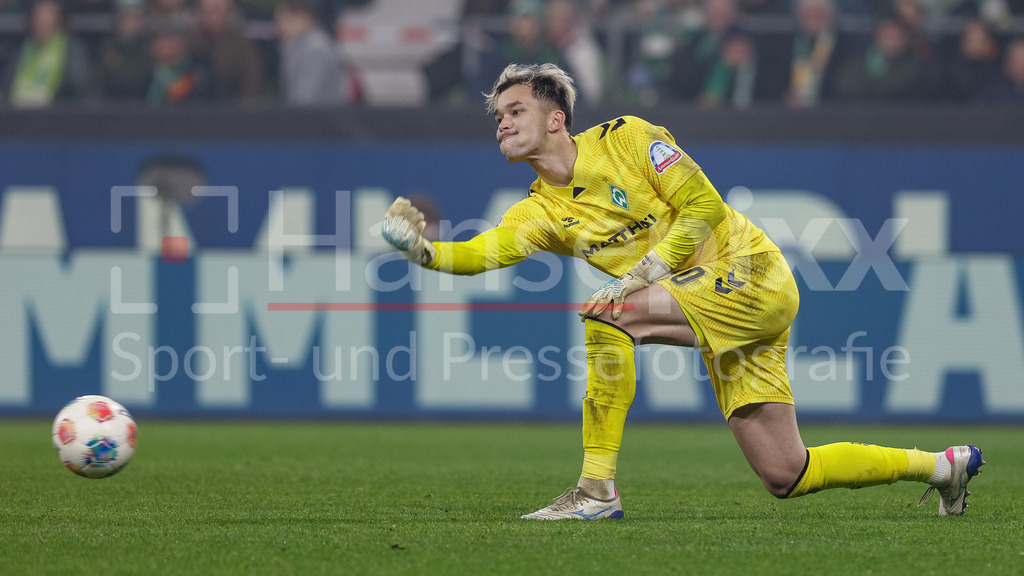 Fussball, Bundesliga, SV Werder Bremen - VfL Wolfsburg | Mio Backhaus (Torhüter, Torwart, SV Werder Bremen, 30) am Ball, Freisteller, Einzelbild, Ganzkörper, Aktion, Action, Spielszene, DIE DFL-RICHTLINIEN UNTERSAGEN JEGLICHE NUTZUNG VON FOTOS ALS SEQUENZBILDER UND/ODER VIDEOÄHNLICHE FOTOSTRECKEN. DFL REGULATIONS PROHIBIT ANY USE OF PHOTOGRAPHS AS IMAGE SEQUENCES AND/OR QUASI-VIDEO.