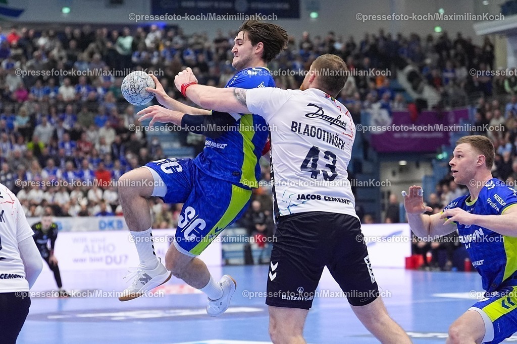 xYDRx10022601018 | 10.02.2026, xydrx, Handball, 1.HBL, VfL Gummersbach - SG Flensburg-Handewitt, Schwalbe-Arena: Ludvig Hallbaeck (VfL Gummersbach #20) im Zweikampf gegen Blaz Blagotinsek (SG Flensburg-Handewitt #43)    Photo: xYannisxDreimannxPressefotoKochx