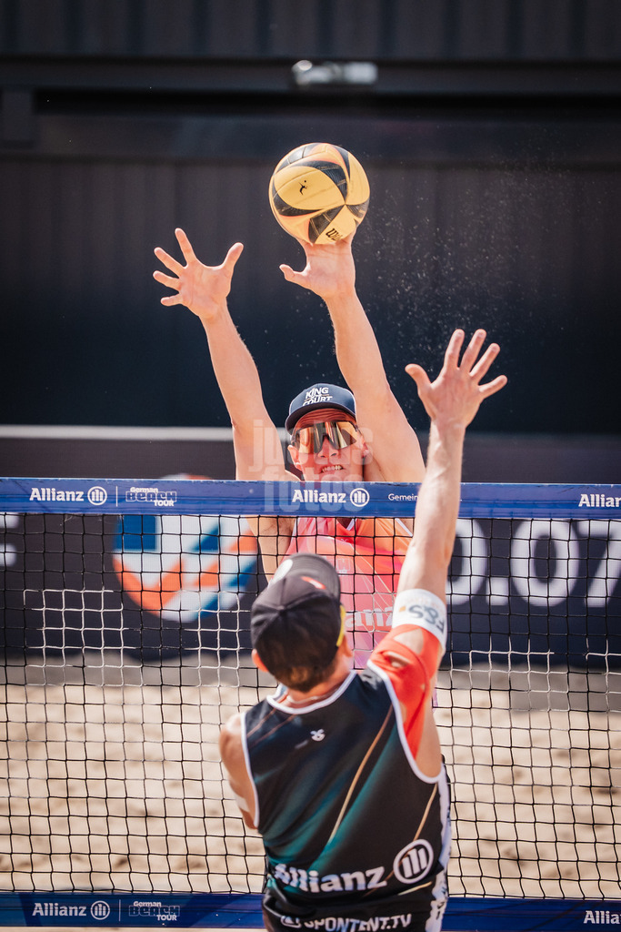 Beachvolleyball | Männer | Allianz German Beach Tour 2025 | Tourstop Hamburg | 31.05.2025 | Block von Robin Sowa hinten gegen Bennet Poniewaz vorne