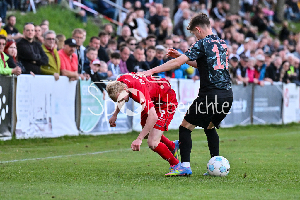 TSV Aubstadt - FC Bayern Amateure | im Duell Tim BINDER (FC Bayern München II #17) und Luke HEMMERICH (TSV Aubstadt 7) / Zweikampf / Regionalliga Bayern: TSV Aubstadt - FC Bayern Muenchen II, NGN-Arena am 23.04.2025
