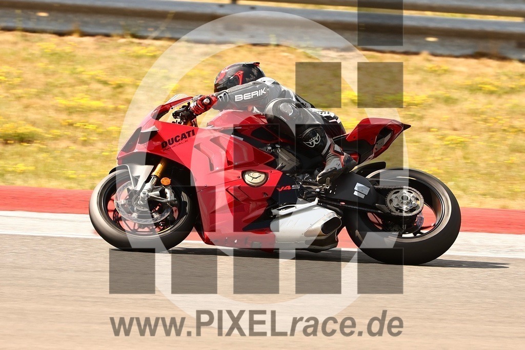 0246-20250719_13087 | Schöne Erinnerungen an spannende Momente - das festzuhalten ist unser Job. PIXELrace.de ist seit 2003 auf den Rennstrecken Europas unterwegs um die Action draußen beim Fahren und die wunderbare Stimmung imm Fahrerlager für euch einzufangen.