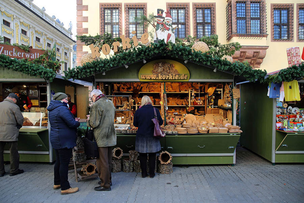 Leipziger Weihnachtsmarkt | Das Team hinter BILDLEXIKON LEIPZIG bündelt historische wie aktuelle Informationen über die Stadt Leipzig in Text und Bild auf einer Plattform und stellt diese der interessierten Öffentlichkeit zur Verfügung.