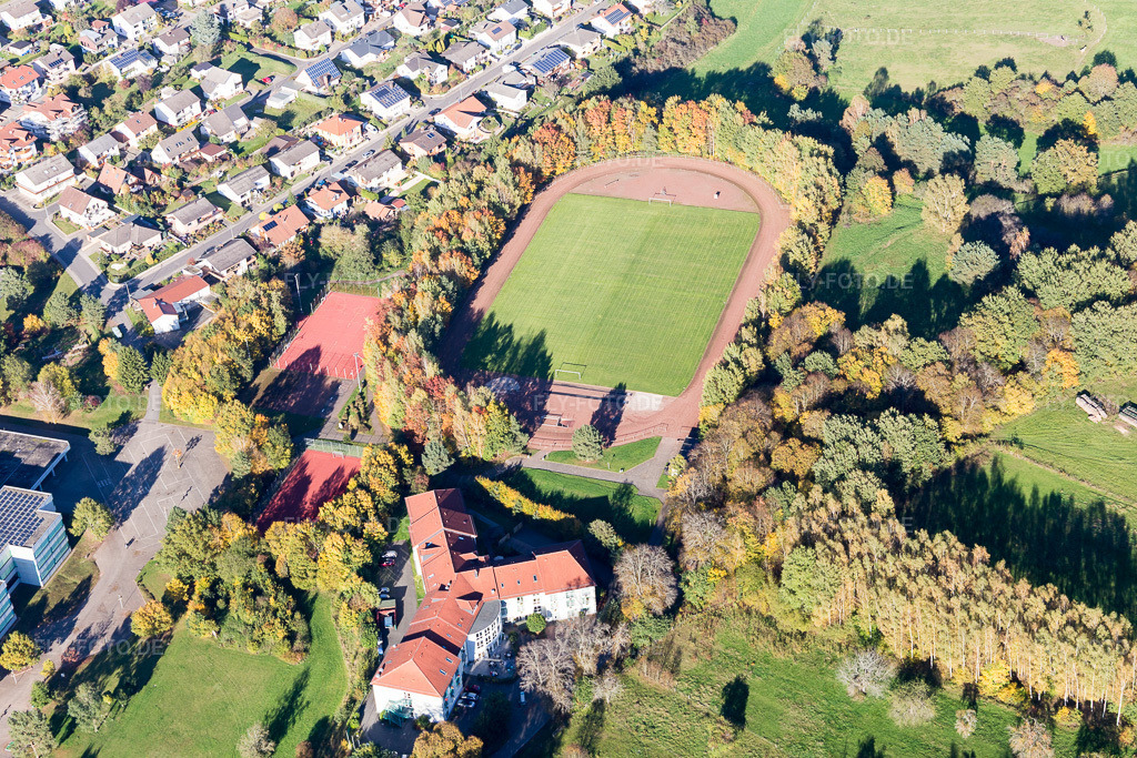 Luftbild: Seniorenheim Haus am Kurpark Dahn in Dahn im Bundesland Rheinland-Pfalz in Deutschland. Foto: IMG_104006.jpg vom 14.10.2017 durch Werner Riehm/FLY-FOTO.deAltenheim am Kurpark Dahn - Korian