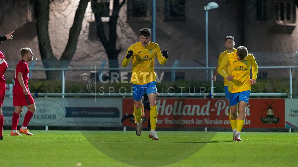 Fußball, Herren, Saison 2025/2026, Regionalliga Nordost, 17. Spieltag, FSV 63 Luckenwalde vs. ZFC Meuselwitz, Freitag 28.11.2025, Werner-Seelenbinder-Stadion Luckenwalde, | Fußball, Herren, Saison 2025/2026, Regionalliga Nordost, 17. Spieltag, FSV 63 Luckenwalde vs. ZFC Meuselwitz, Freitag 28.11.2025, Werner-Seelenbinder-Stadion Luckenwalde, Im Bild: Tim Maciejewski (Luckenwalde) jubelt über seinen Führungstreffer. - Realisiert mit Pictrs.com