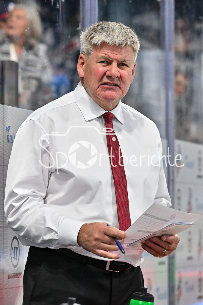 Nürnberg Ice Tigers - Augsburger Panther | Im Bild der neue AEV Trainer Bill PETERS Trainer Augsburger Panther / Einzelfoto / Freisteller / DEL: Nürnberg Ice Tigers - Augsburger Panther; PSD Bank Nürnberg ARENA am 12.09.2025